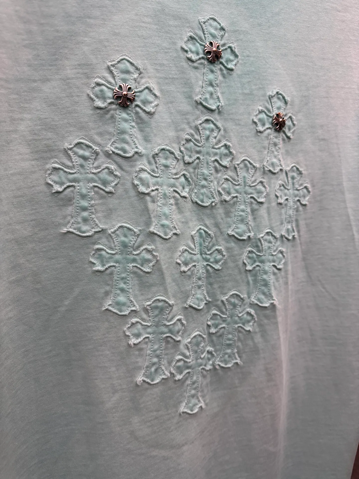 P200 top version, real shot without P, ​​different from market currency) 𝗖𝗵𝗿𝗼𝗺𝗲 𝗛𝗲𝗮𝗿𝘁𝘀/Croxin 2026 spring new original single counter American laser burnt patch embroidered couple short sleeves 👑The highest version! Customized fabric 330g, washed and fried. Best-selling model at the counter. Very comfortable to wear. Accessories: Original molded and authenticated collar label➕100% silk wash label. Genuine purchase-grade original hangtag➕matching hanging rope➕3D hanging beads➕original packaging bag. Craftsmanship: The original version has consistent wiring! The highest version of the armhole matching technique! Color: Khaki Black Rose Red Light Blue Purple Size: S M L XL Style Number: 26-2002
